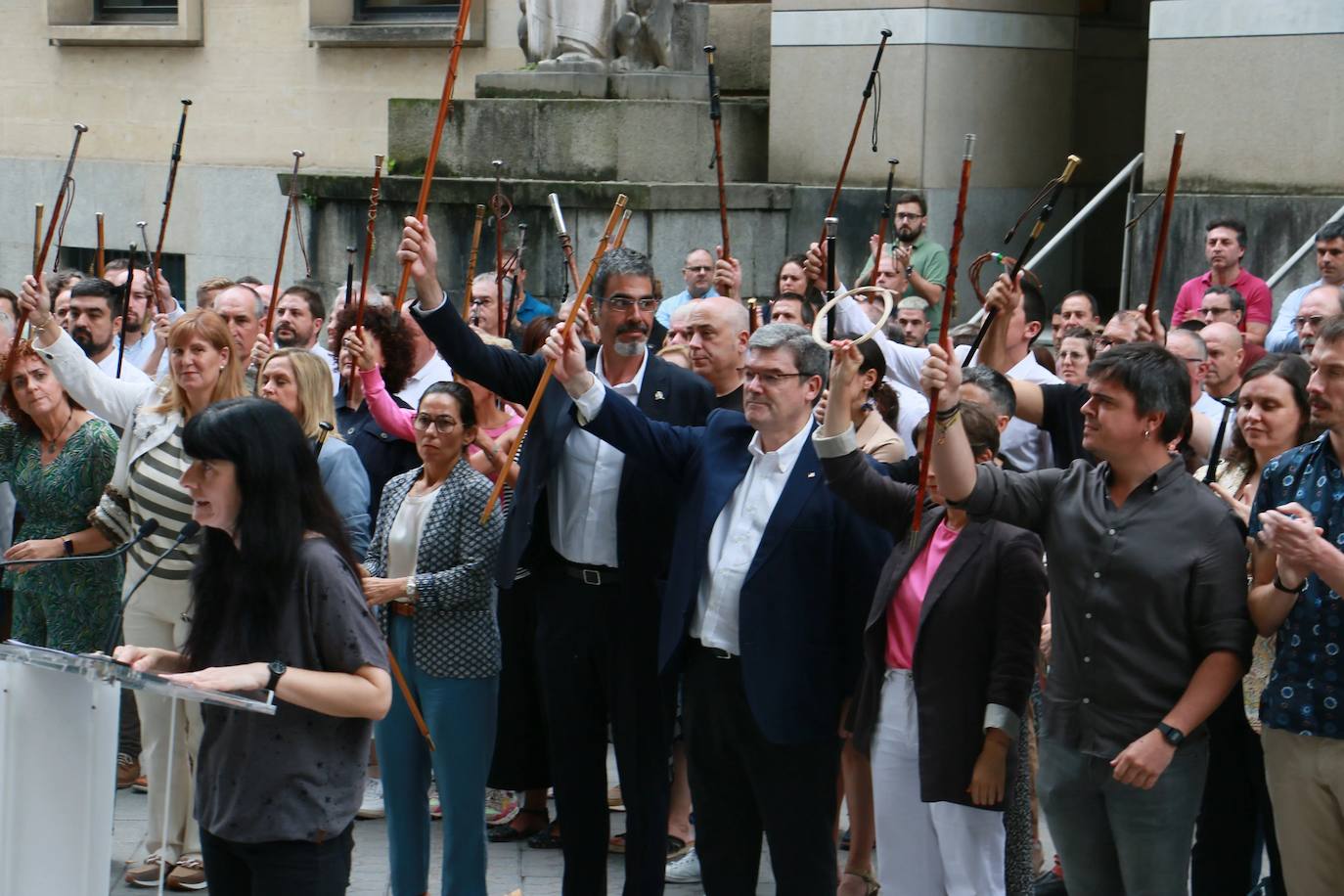 Decenas de alcaldes se reunieron ante la sede del TSJPV para denunciar las sentencias contra la normalización del euskera.