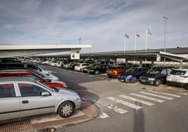 Problemas de aparcamiento durante un puente festivo en el aeropuerto de Foronda.