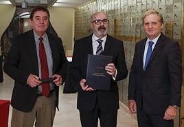 El director del Instituto Cervantes, Luis García Montero, el director de EL CORREO José Miguel Santamaría y el presidente de Vocento Ignacio Ybarra.