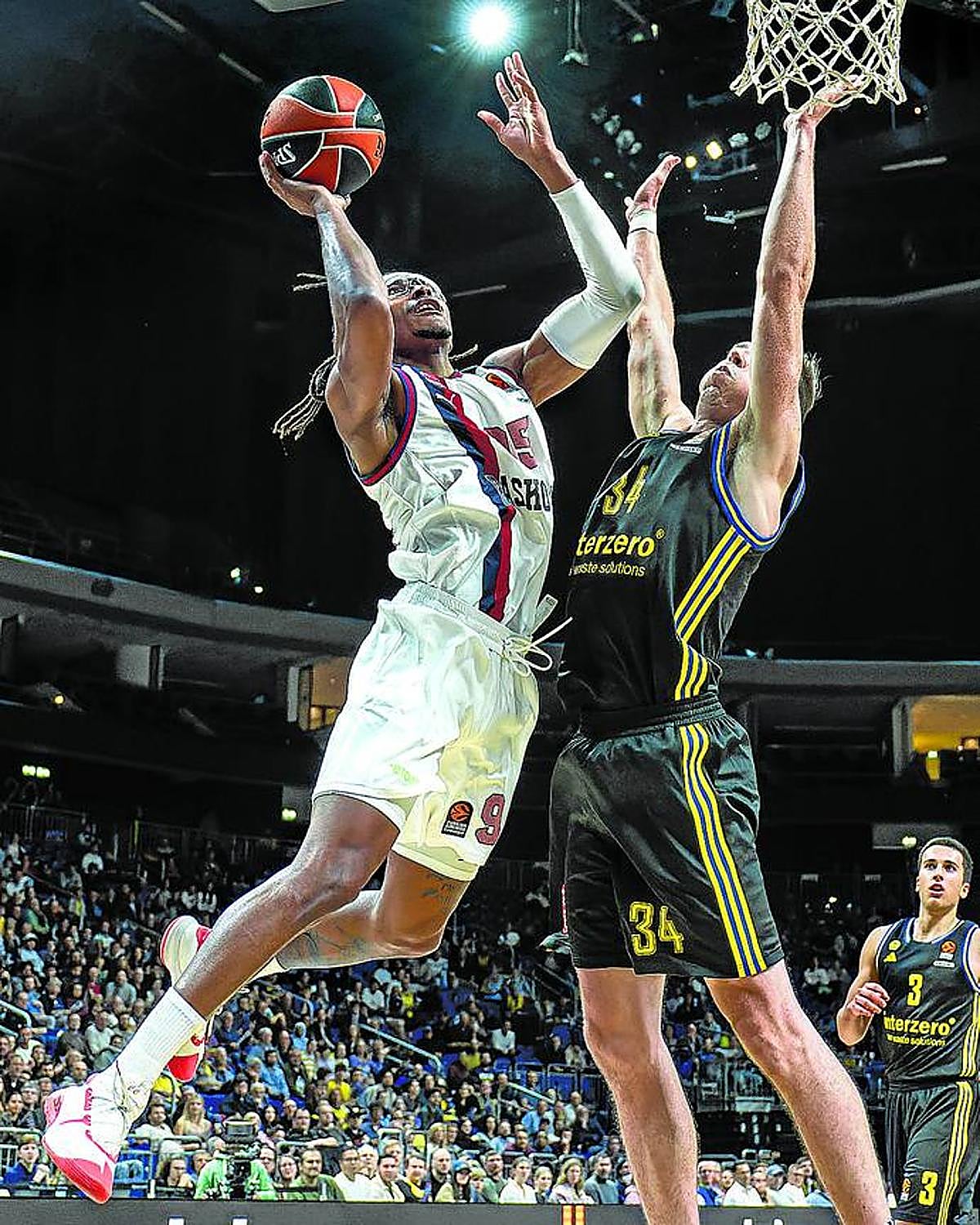 Moneke entra a canasta ante Justin Bean en el partido ante el Alba.