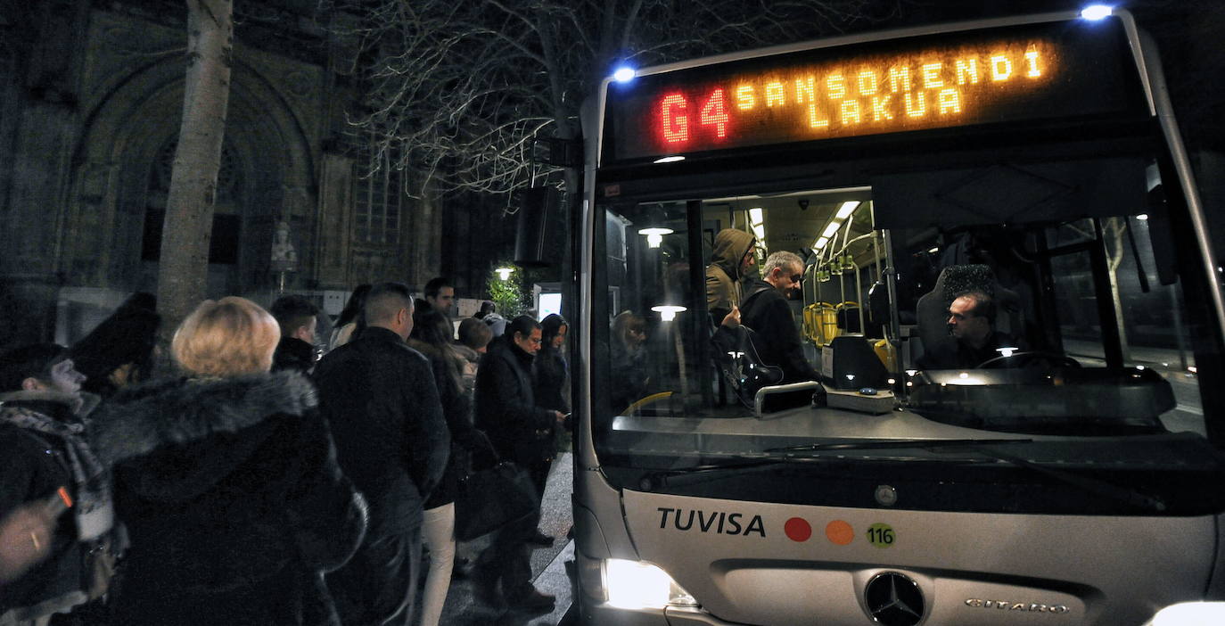 Varios pasajeros suben a un Gautxori.