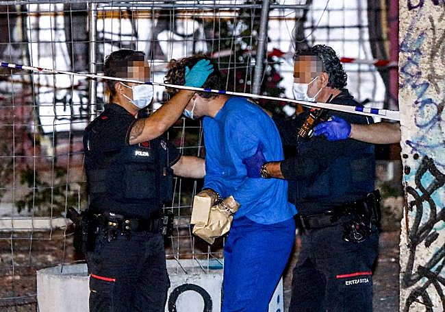 Agentes de la Ertzaintza trasladan al asesino el día de los hechos.