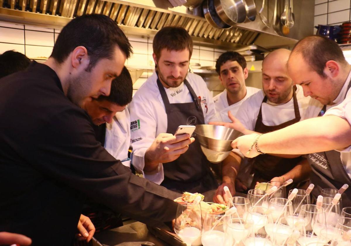 Los chefs en una edición anterior del festival Miniature en el que compiten por elaborar el mejor pintxo.