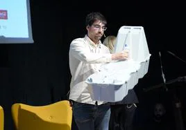 Cristian Martín, de Landatu Solar, durante la presentación de su proyecto.
