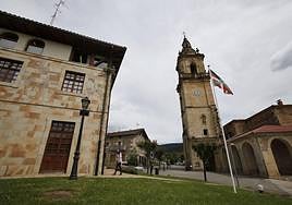 Imagen del campanario de la iglesia San Miguel de Iurreta, situada junto al Ayuntamiento