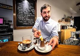 Egoitz Murillo prepara un carajillo de ron Santa Teresa en la barra del Indusi, en García Rivero, el café que demandan los turistas en Bilbao