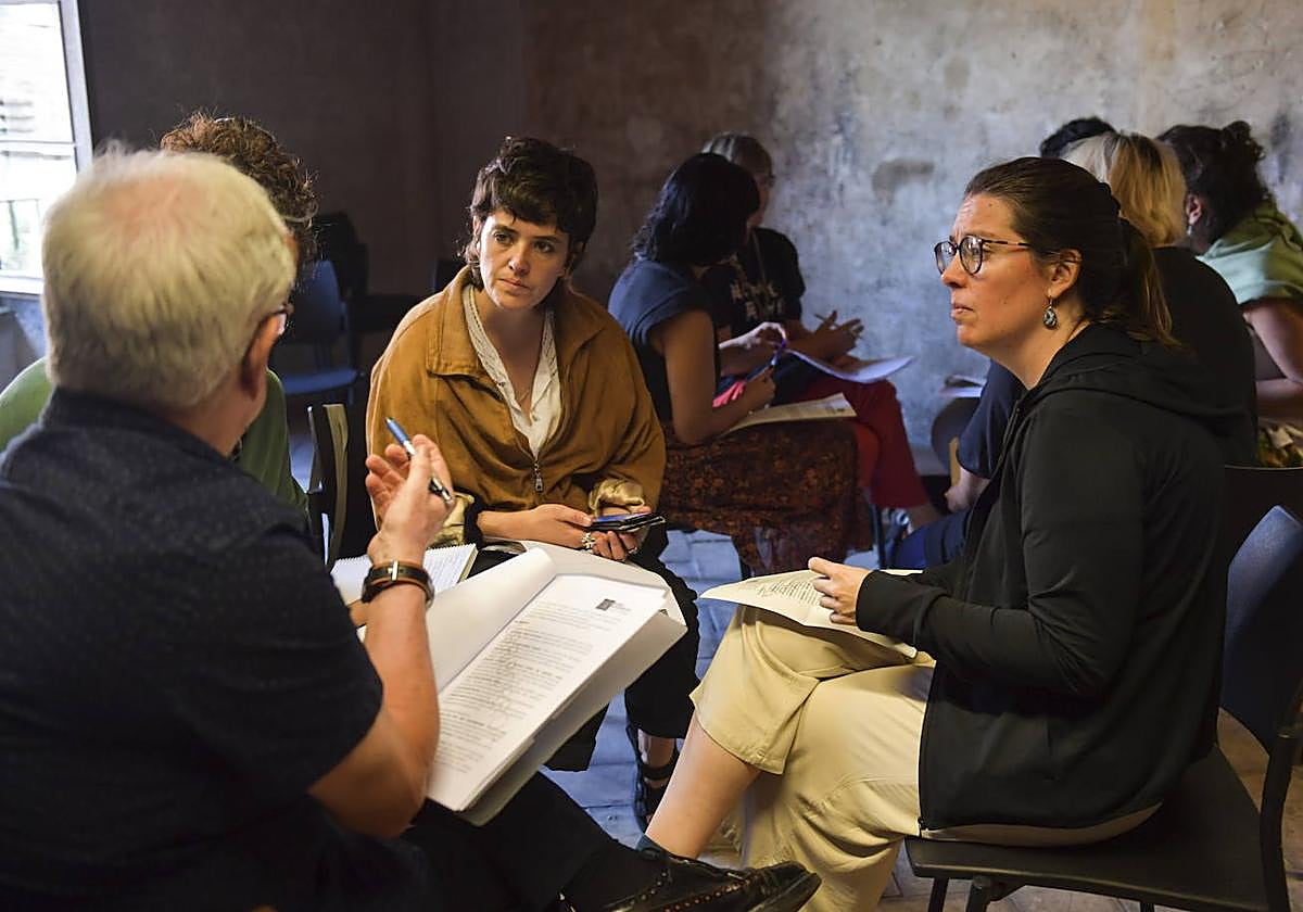 Kultur politika feministak jorratu ziren mintegi baten irudia.