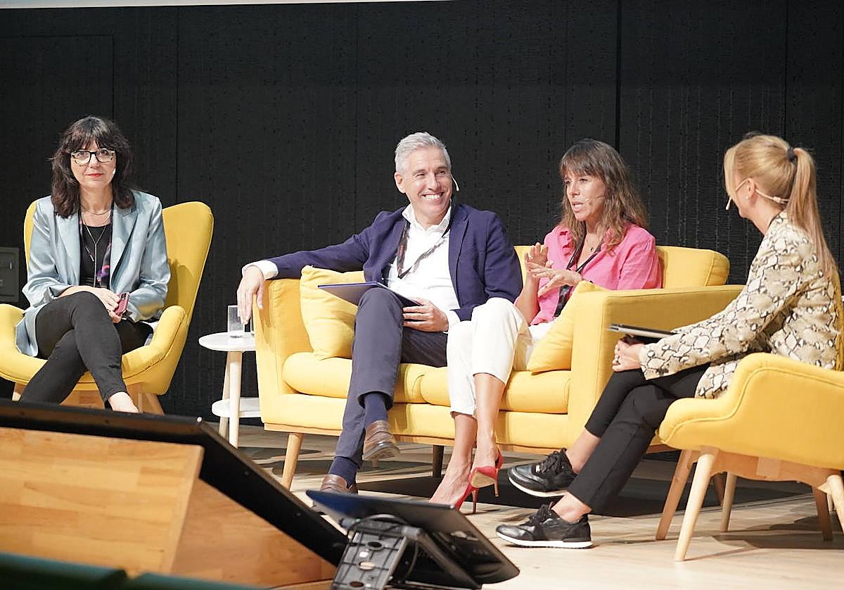 De izquierda a derecha, María Jesús del Blanco, José Ignacio Lacal, Elena Ibáñez y la moderadora, Garbiñe Henry