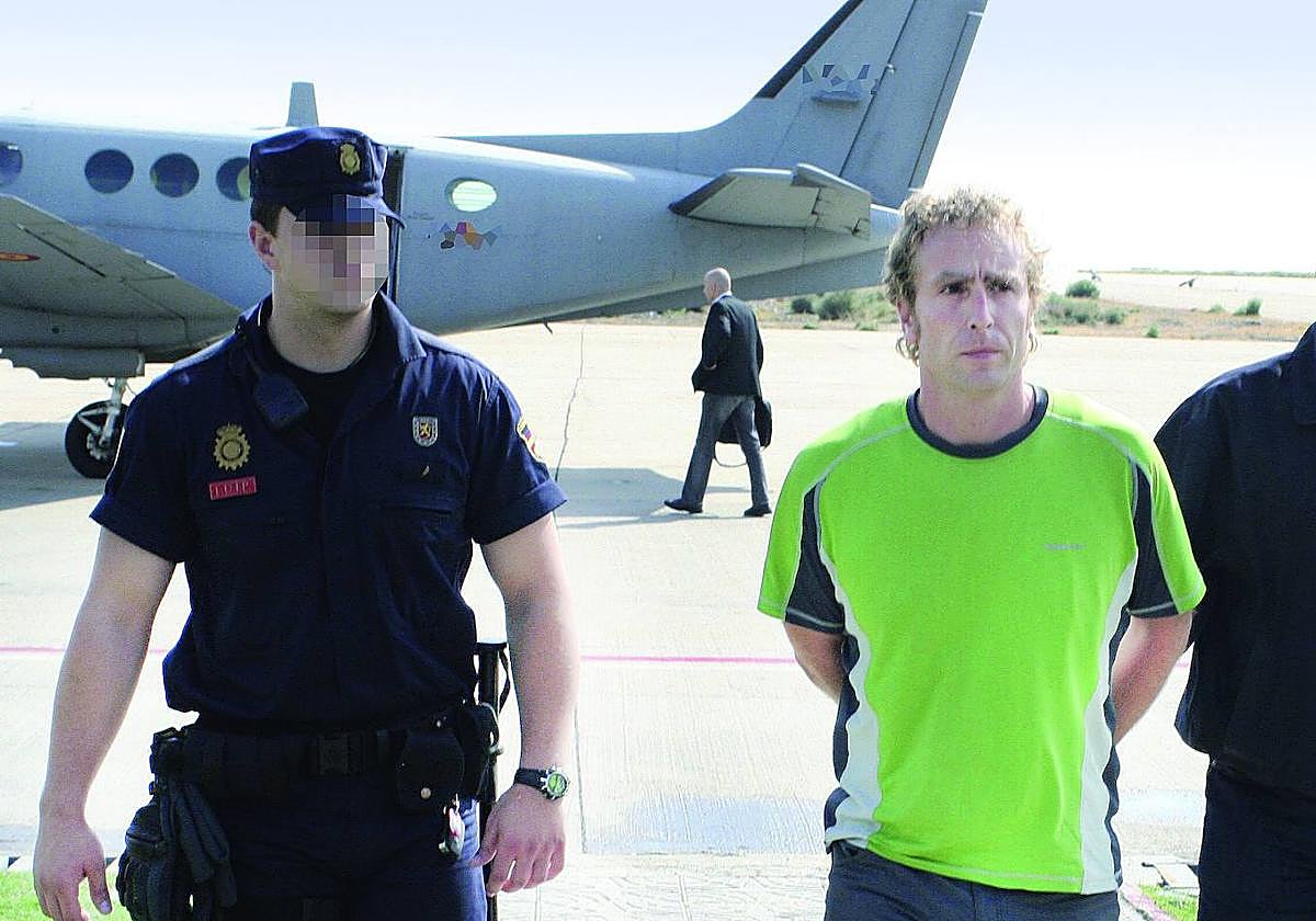 Mikel Otegi, cuando fue entregado a España.