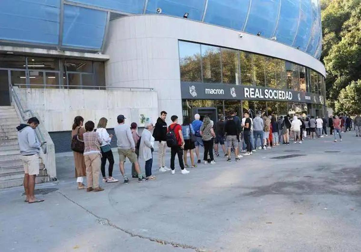 Largas colas en las taquillas de Anoeta.