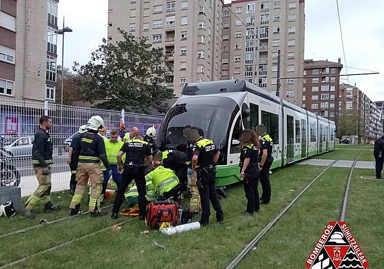 Los servicios de emergencia atienden a la persona herida.