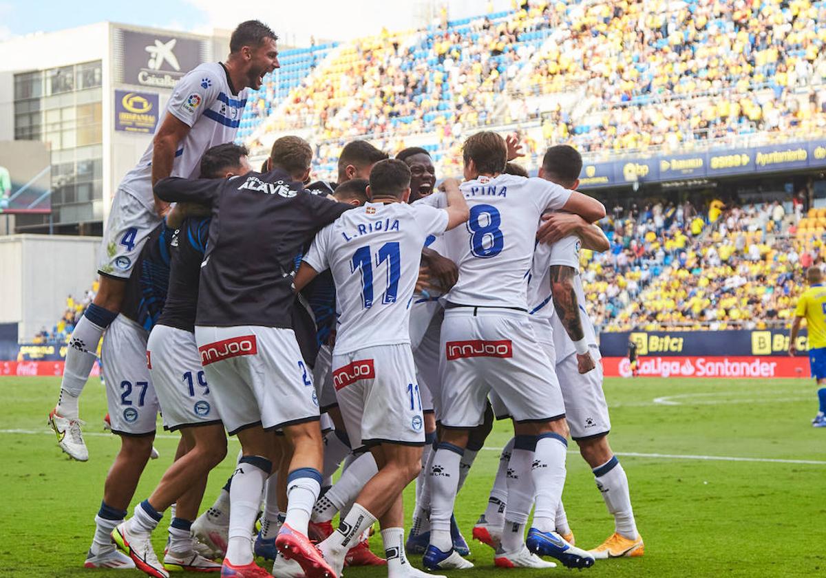 El equipo albiazul celebra un gol en Cádiz en su última victoria a domicilio en Primera.