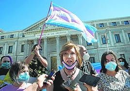 Manifestación de personas trans y sus familias frente al Congreso de los Diputados.