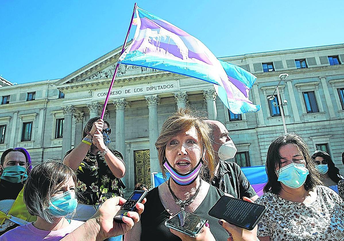 Manifestación de personas trans y sus familias frente al Congreso de los Diputados.