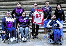 El diputado general de Álava, Ramiro González, con integrantes del Zuzenak de rugby en silla.