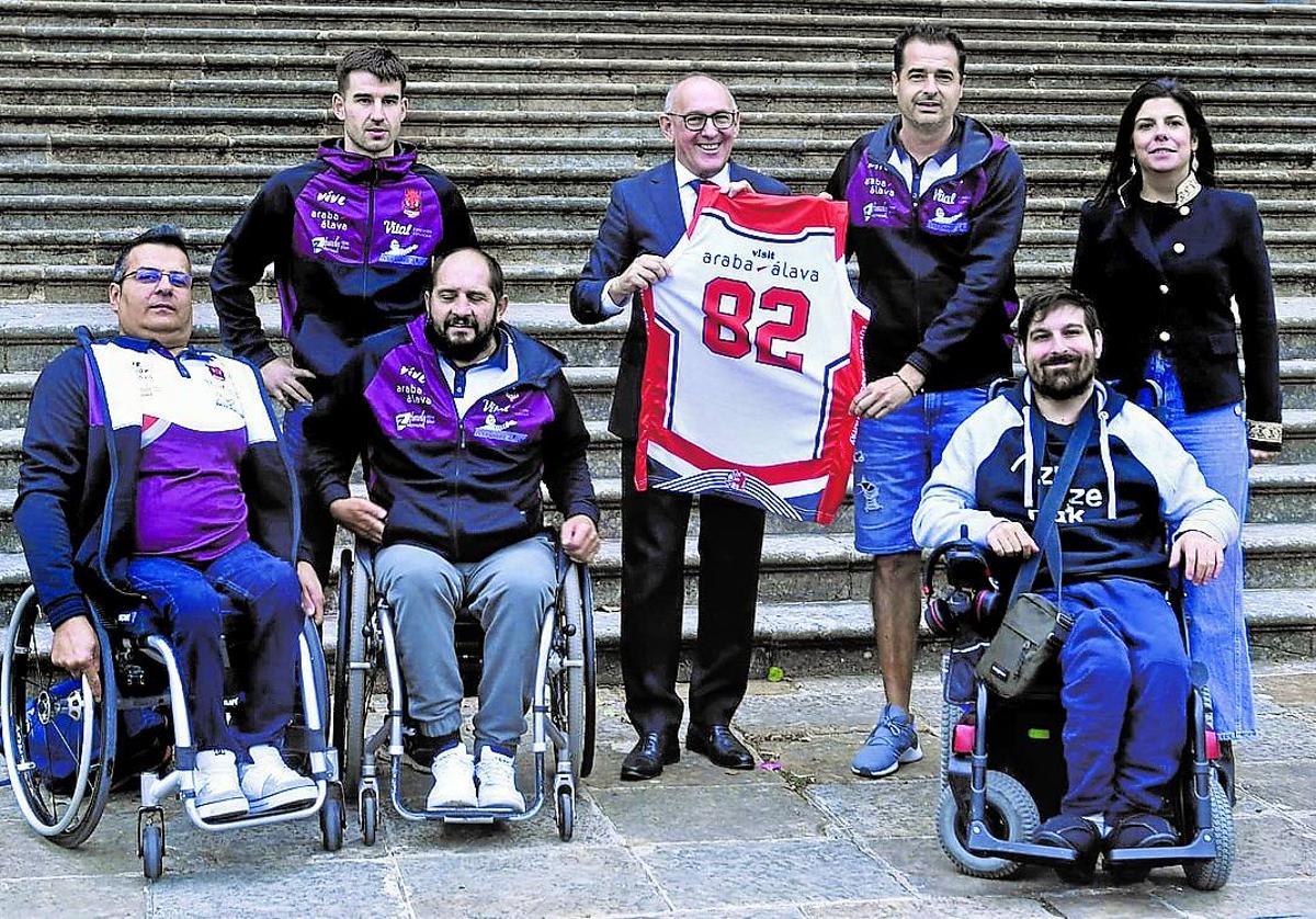 El diputado general de Álava, Ramiro González, con integrantes del Zuzenak de rugby en silla.