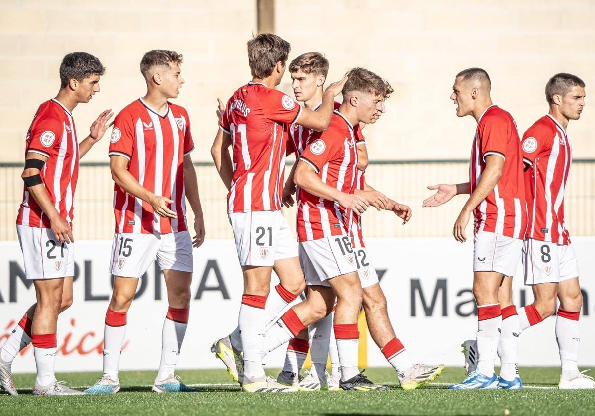 El Bilbao Athletic celebra uno de los tres goles que le marcó a la UD Mutilvera.