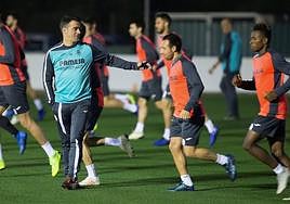 Luis García se dirige a Cazorla en un entrenamiento del Villarreal en 2018.