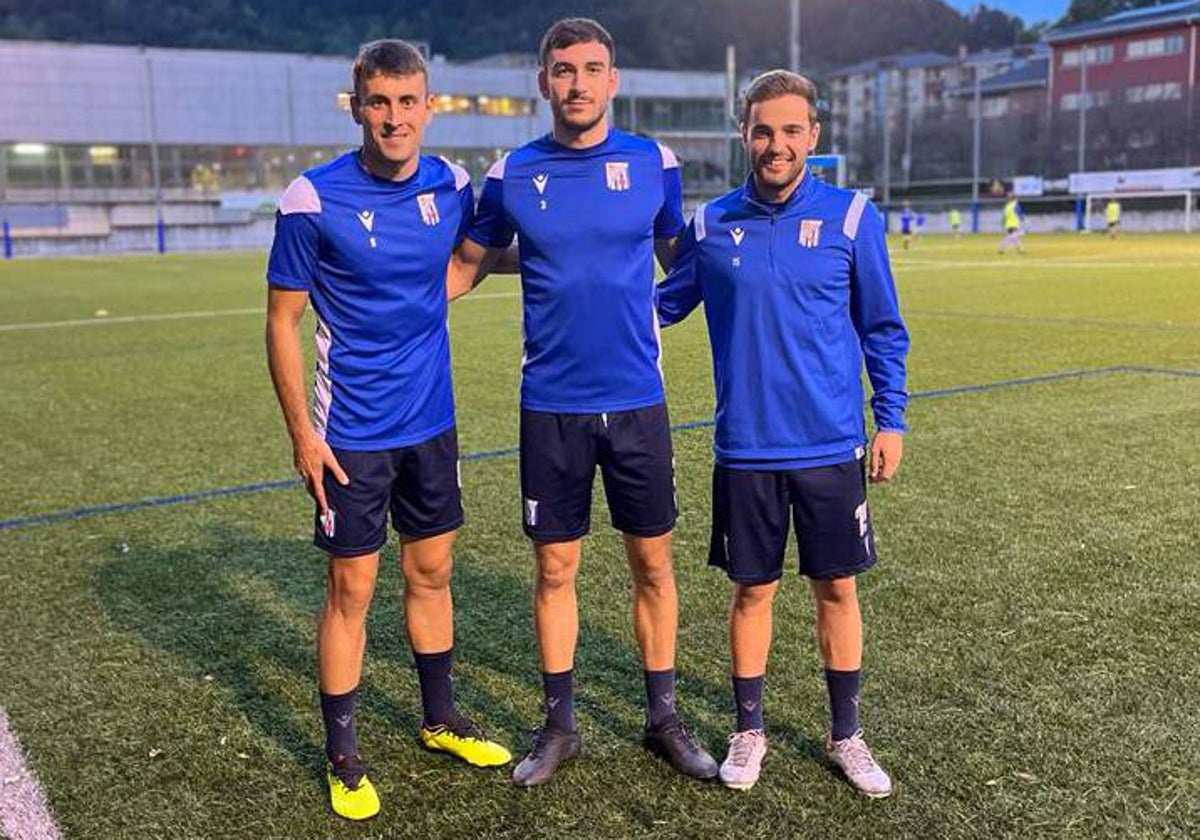 Álex Iriondo, Julen Etxaniz y Aitor Morcillo coincidieron en el Portugalete y ahora militan en el Beasain.