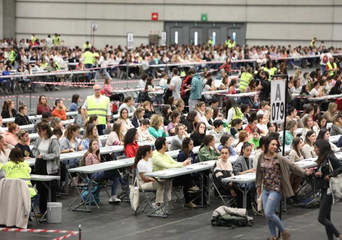 Casi 5.000 aspirantes pasarán por el pabellón 5 durante la OPE de Educación.