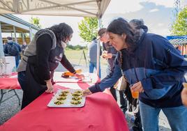 Slow Food Araba también aprovechó la mañana para realizar varias degustaciones.