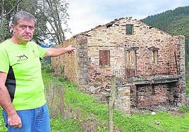 Goyo Allende muestra cómo el fuego dejó hecho añicos su caserío de Arbiz.