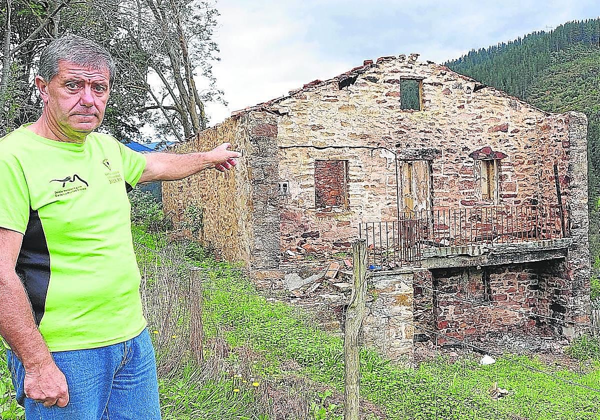 Goyo Allende muestra cómo el fuego dejó hecho añicos su caserío de Arbiz.