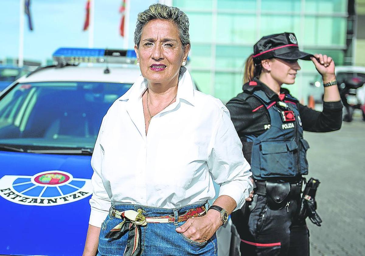 Ana, en primer plano, de la primera promoción de la Policía autonómica en que hubo mujeres, la 2ª, y Naike, de la última, la 30ª.