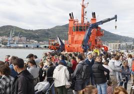 Una de las actividades estrella del Día del Puerto fue conocer de primera mano un barco de salvamento.