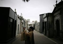 Una turista toma imágenes del cementerio Recoleta de Buenos Aires.