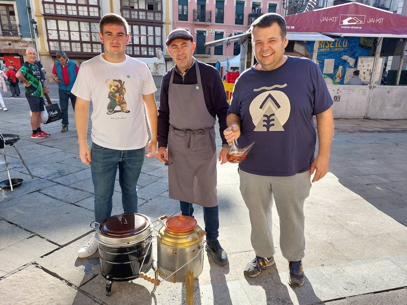 Ignacio Etxepresto (centro), del restaurante Daroca de La Rioja, y poseedor de una estrecha Michelín, junto a parte de su equipo en Balmaseda.