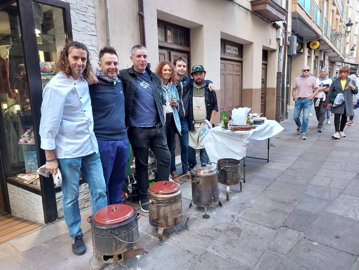 José Manuel Santiago 'Txopin', junto a parte de su cuadrilla. 