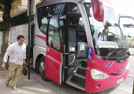 Un autobús en el apeadero de Llodio.