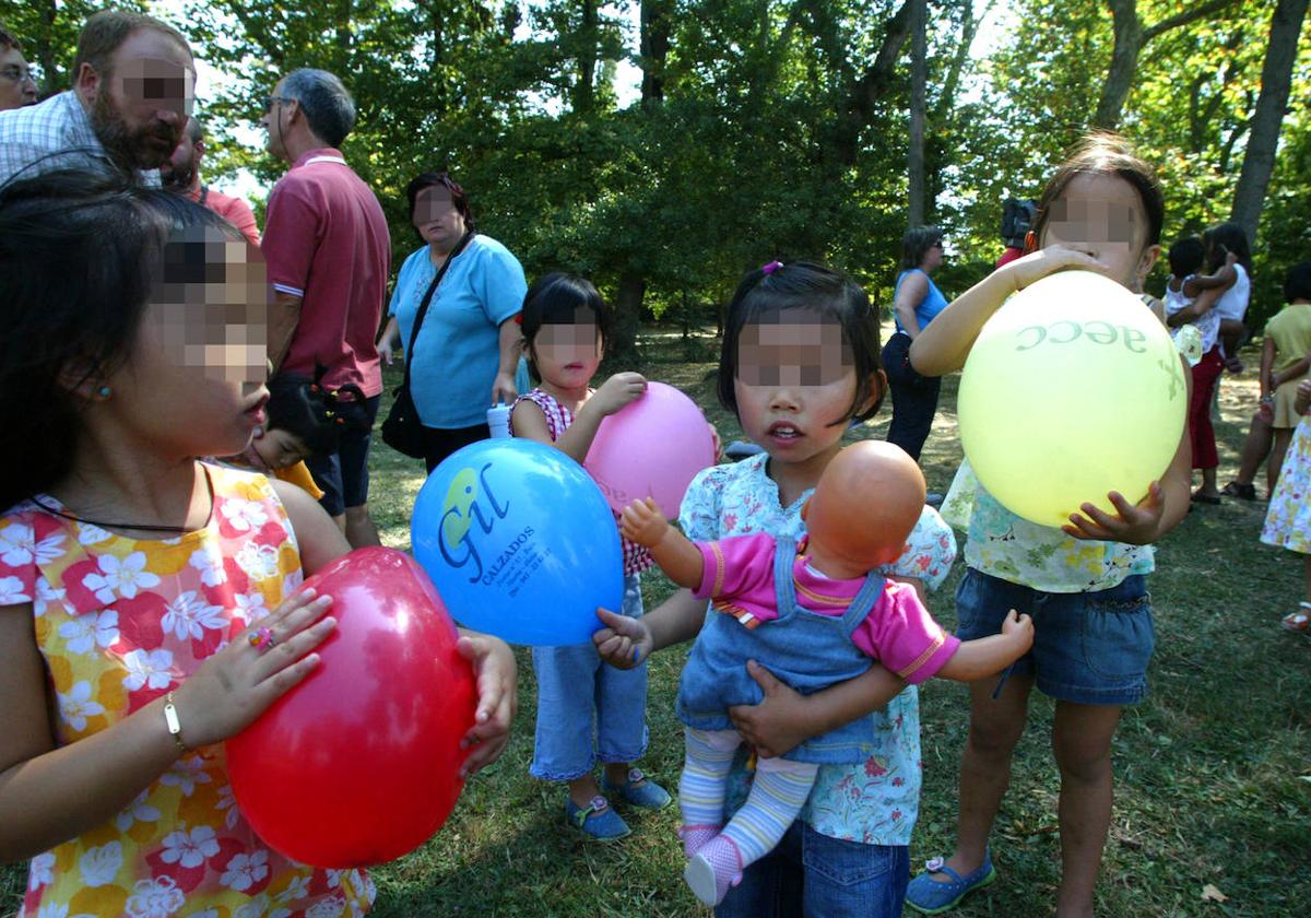 Una jornada festiva de las familias adoptantes que se celebró en Olárizu a principios del milenio.