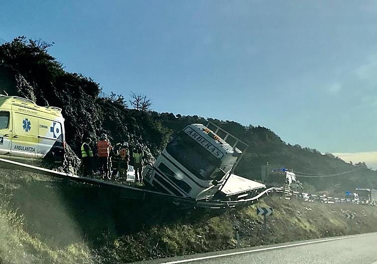 El camión se ha salido de la calzada y ha impactado contra la mediana de la N-622, a su paso por Zigoitia.