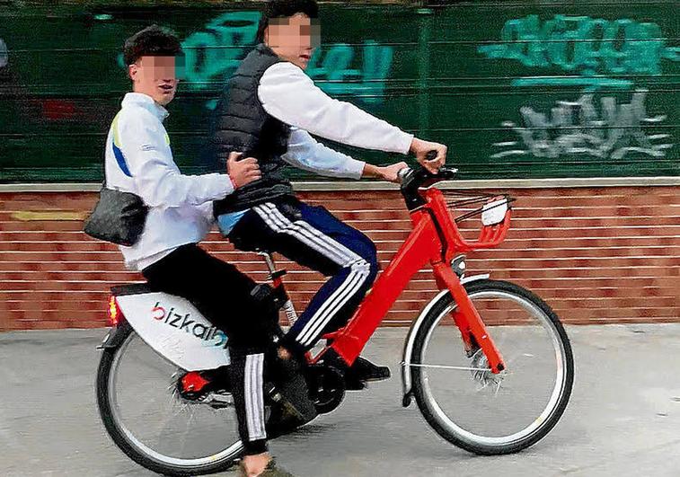 Dos jóvenes haciendo un mal uso este fin de semana de una bicicleta del servicio foral.