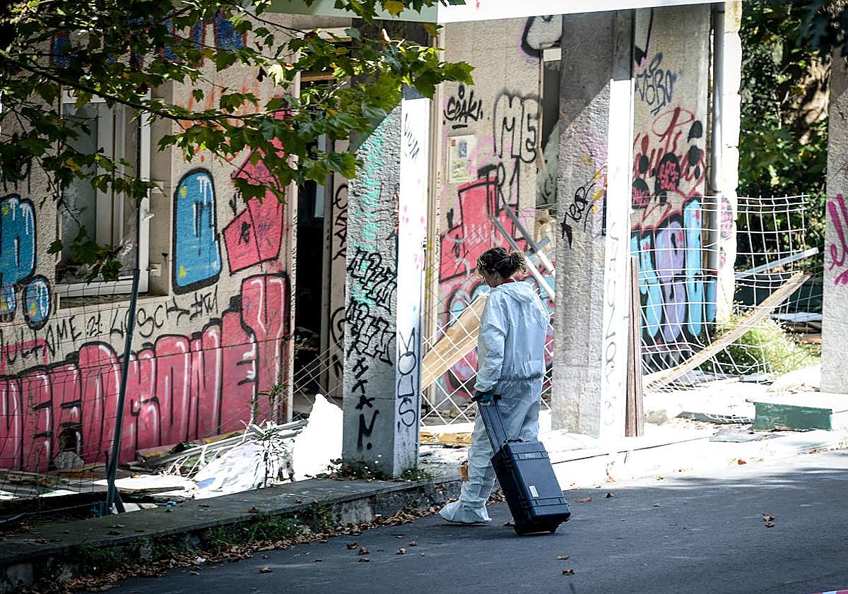 Imagen principal - Arriba, el abandonado restaurante Miramar de Artxanda, donde apareció el cadáver. Abajo, los registros realizados por la Ertzaintza hoy en la calle Virgen de Begoña, en Bilbao.