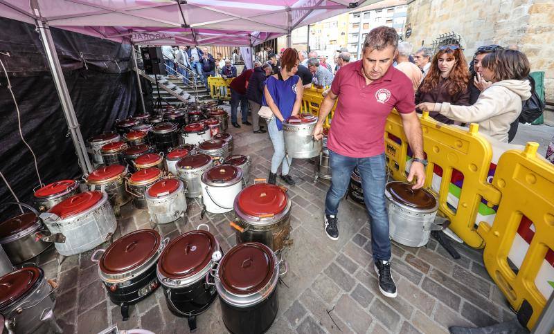 Colocando las putxeras junto al escenario principal, en la plaza de San Severino, antes de ser catadas por el jurado. 