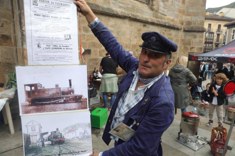 Uno de los participantes en el concurso, mostrando fotos antiguas y un cartel de la primera edición, en 1971. 