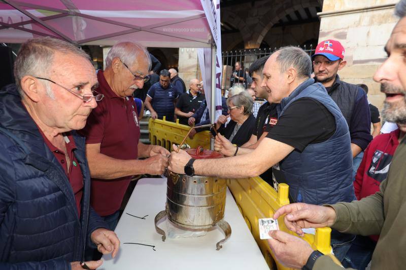 Participantes entregando sus pucheras recién hechas. 
