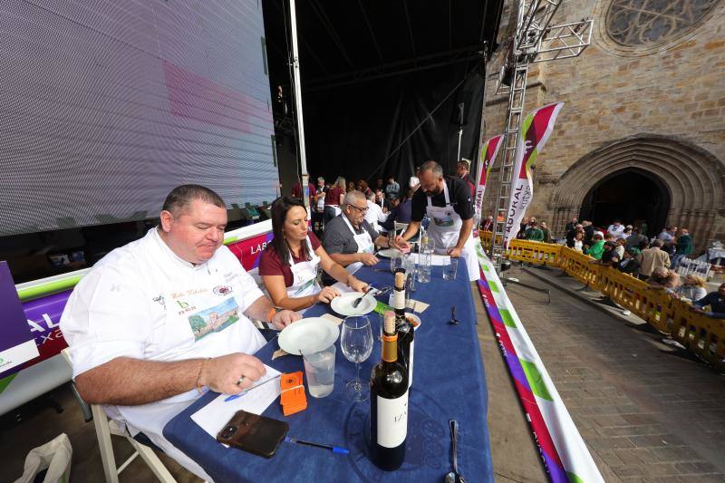Miembros del jurado catando y valorando los guisos sobre el escenario. 