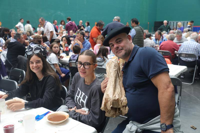 Comida popular en el frontón, en el que el plato estrella como no pudo ser de otra manera fueron las alubias. 