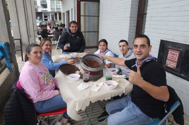 Mesas desplegadas por todo Balmaseda para degustar en compañía unas ricas alubias. 