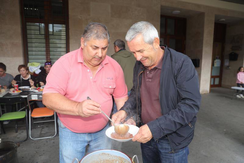 Este lunes, día grande de los festejos de Balmaseda, se repartieron y degustaron infinidad de raciones de alubias. 
