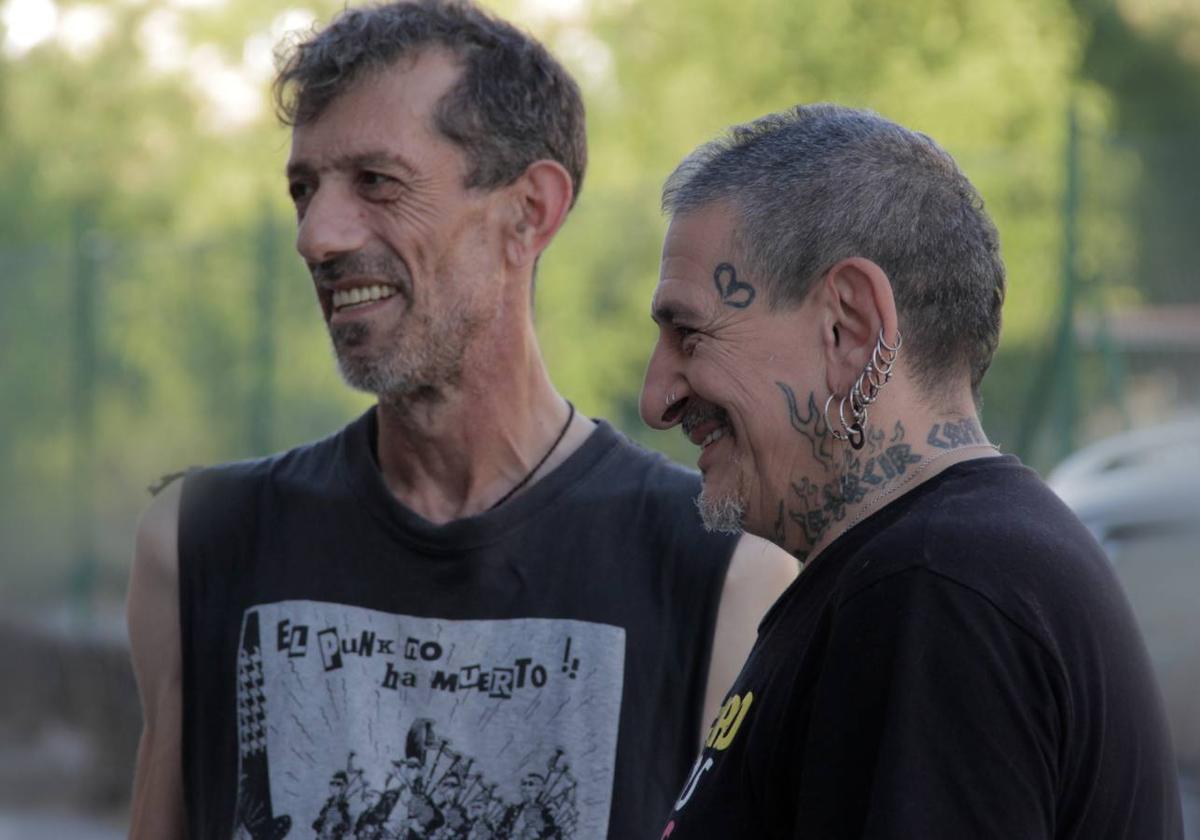 Manolo Kabezabolo y Evaristo Páramos en el documental dedicado al músico zaragozano.