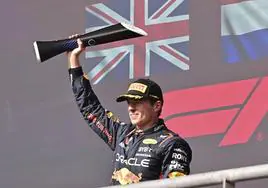 Verstappen saluda desde el podio de Austin.