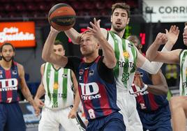 Sedekerskis, en la derrota de mayo de 2021 contra el Joventut, ante Tomic.