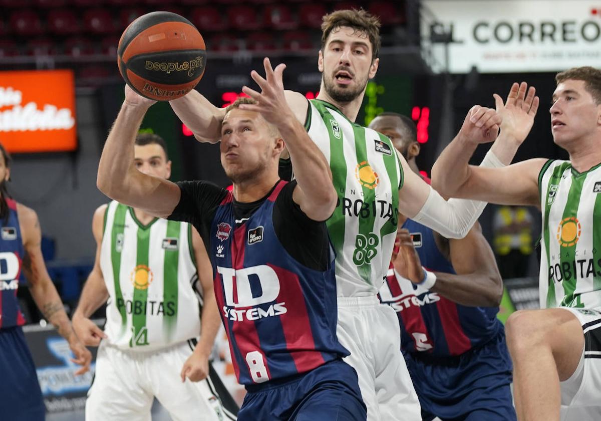 Sedekerskis, en la derrota de mayo de 2021 contra el Joventut, ante Tomic.