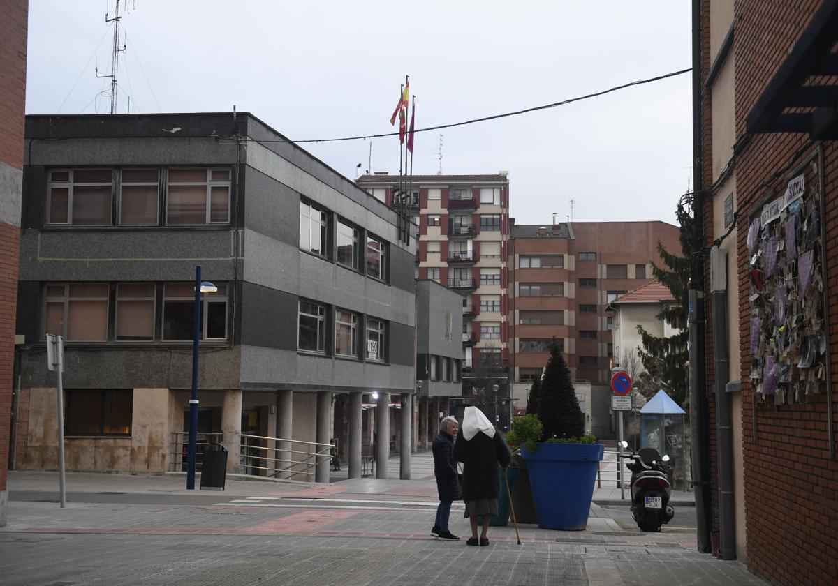 Vista al fonde la casa consistorial de Etxebarri.