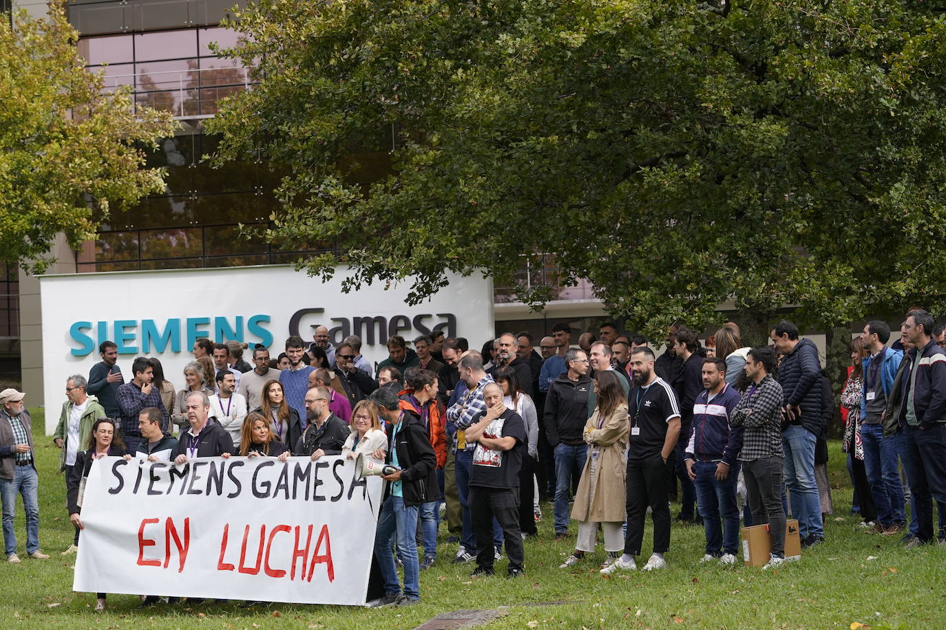 Imagen de la concentración que los trabajadores han protagonizado hoy en la sede de Siemens Gamesa del Parque Tecnológico de Bizkaia.